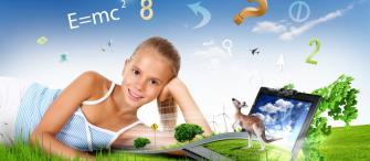 Dziecko korzystające z komputera – ochrona danych w internecie