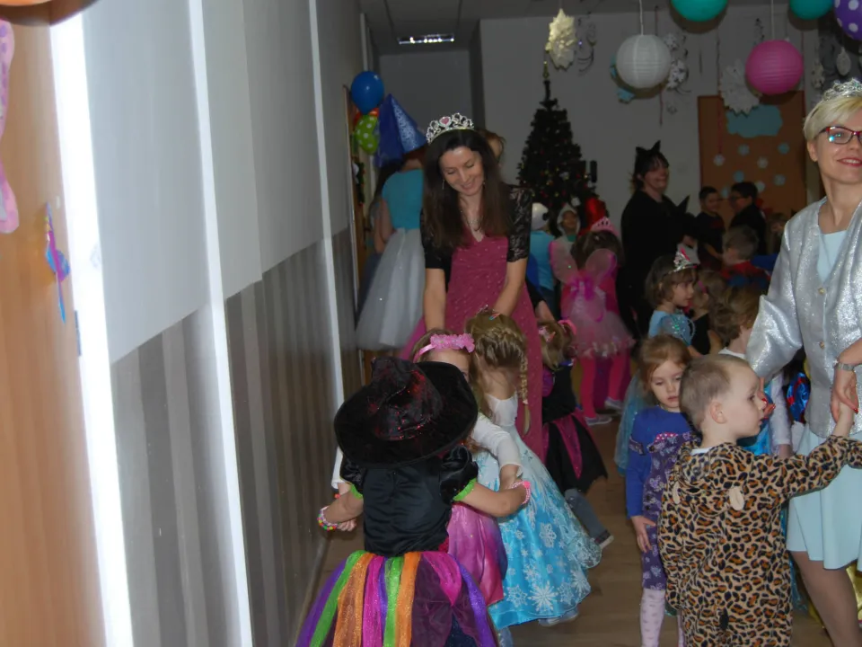 Zabawa karnawałowa w przedszkolu — zdjęcie 41