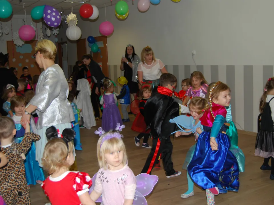 Zabawa karnawałowa w przedszkolu — zdjęcie 42
