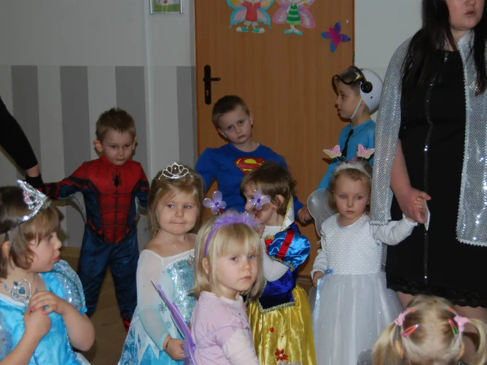 Zabawa karnawałowa w przedszkolu — zdjęcie 60
