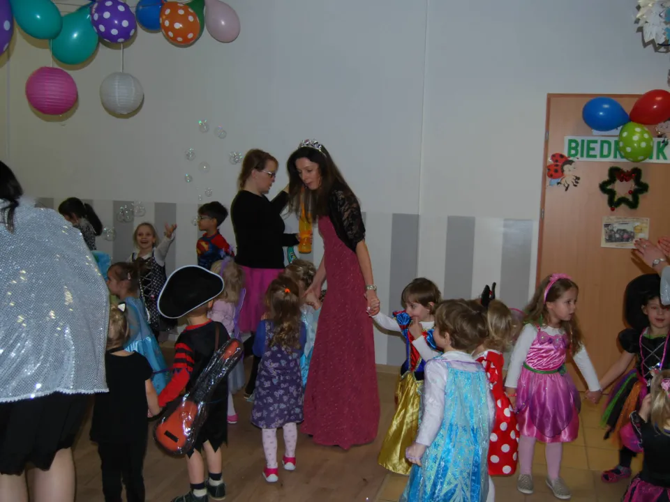Zabawa karnawałowa w przedszkolu — zdjęcie 76