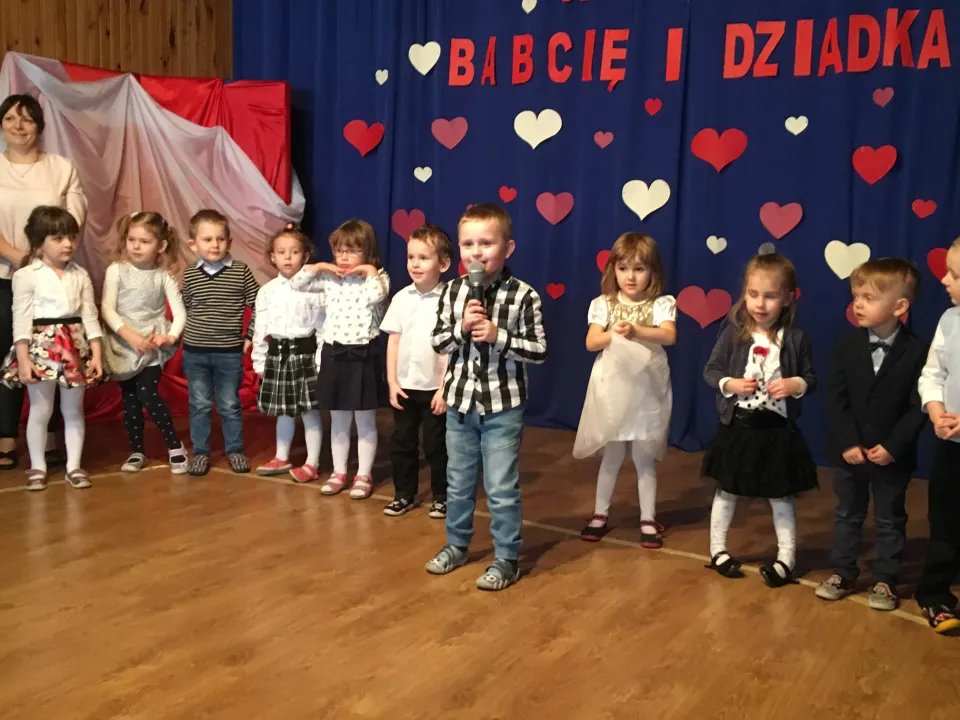Dzień Babci i Dziadka w grupie Pszczółek — zdjęcie 8