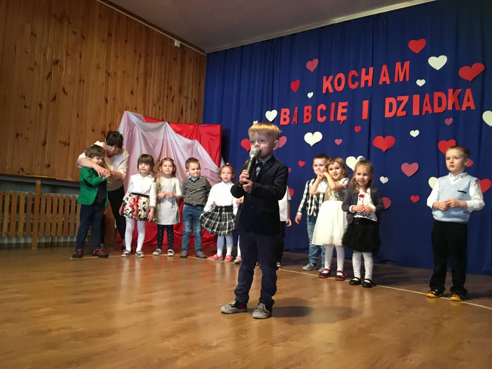 Dzień Babci i Dziadka w grupie Pszczółek — zdjęcie 10