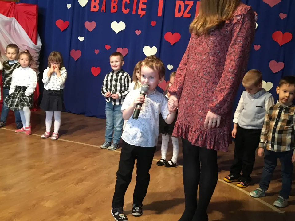 Dzień Babci i Dziadka w grupie Pszczółek — zdjęcie 11