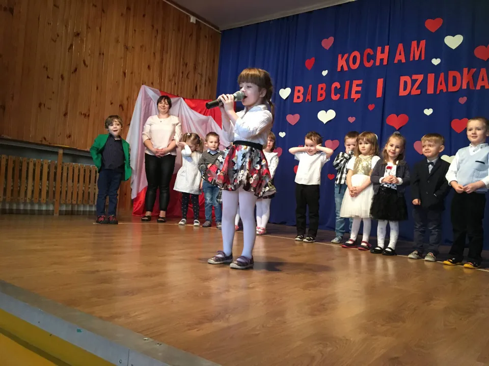 Dzień Babci i Dziadka w grupie Pszczółek — zdjęcie 12