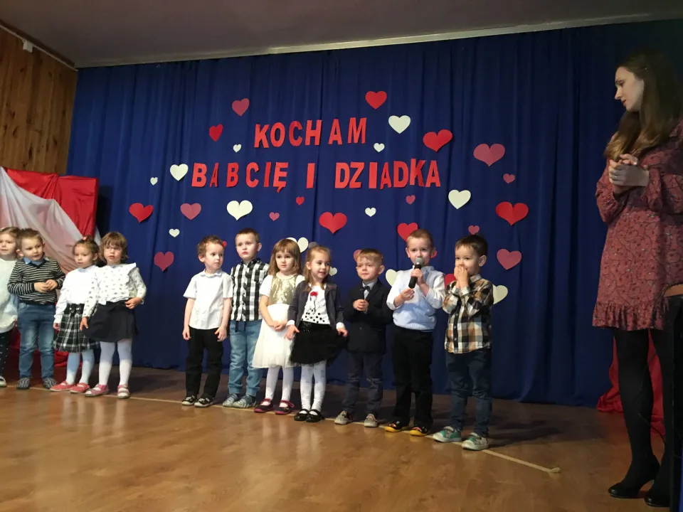 Dzień Babci i Dziadka w grupie Pszczółek — zdjęcie 13