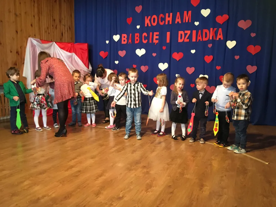 Dzień Babci i Dziadka w grupie Pszczółek — zdjęcie 19