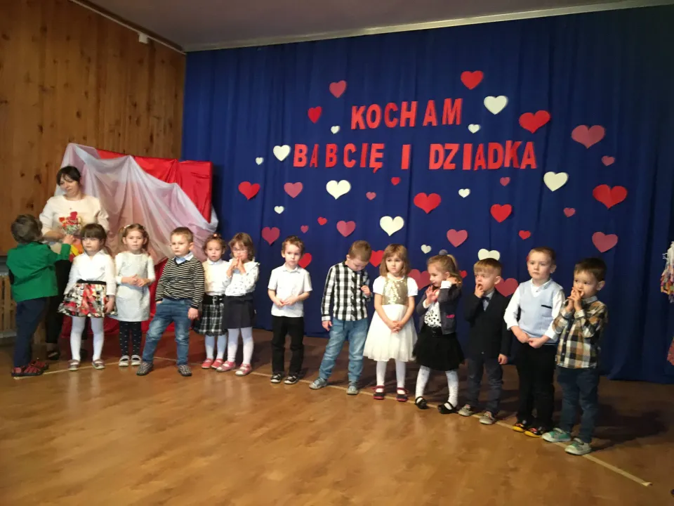 Dzień Babci i Dziadka w grupie Pszczółek — zdjęcie 24