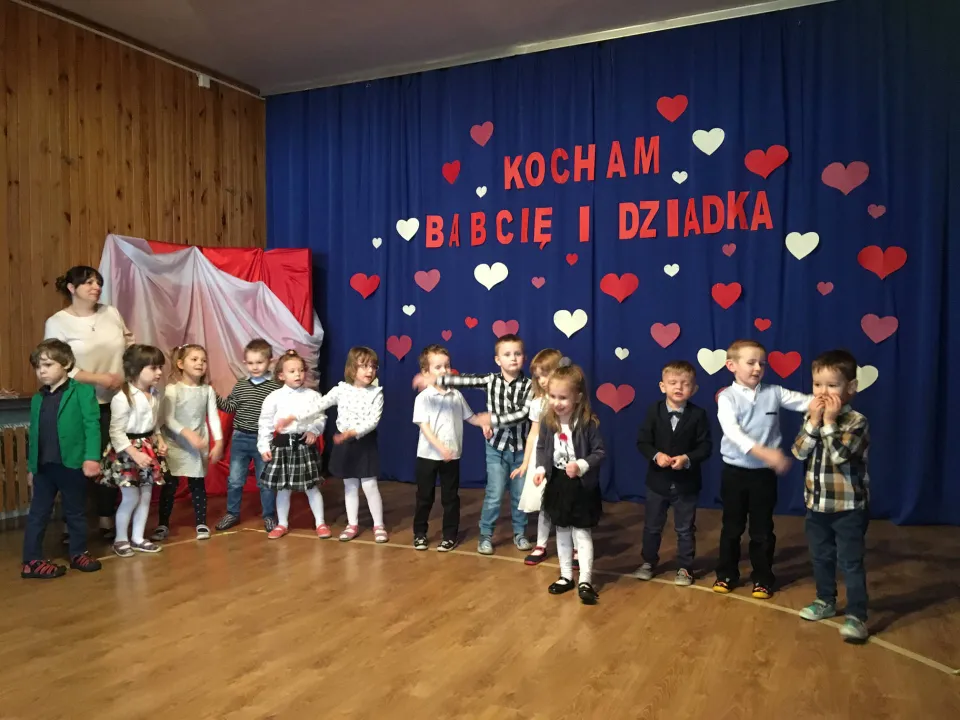 Dzień Babci i Dziadka w grupie Pszczółek — zdjęcie 25