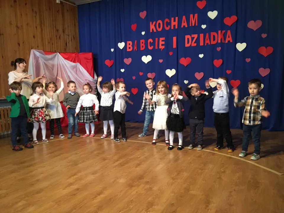 Dzień Babci i Dziadka w grupie Pszczółek — zdjęcie 26