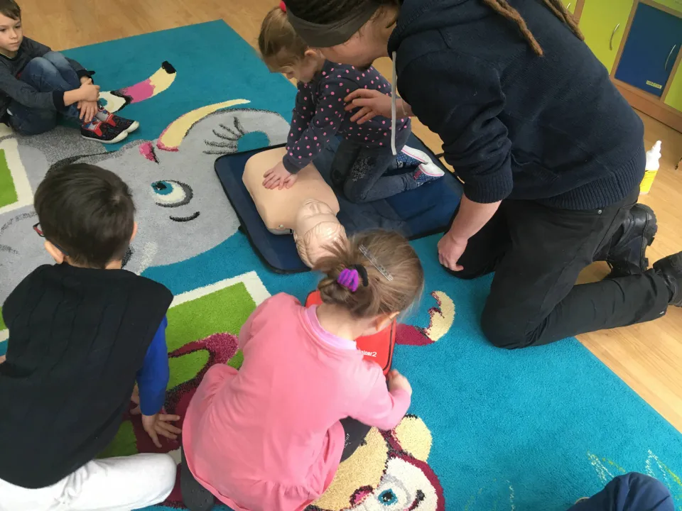 Kurs pierwszej pomocy w grupie Delfinów — zdjęcie 24