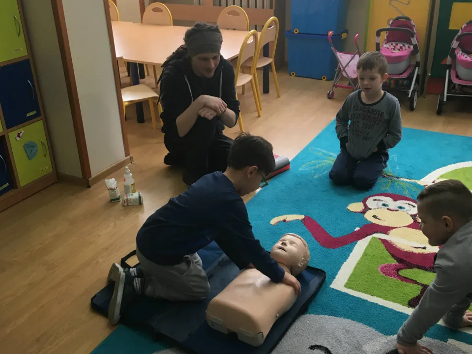 Kurs pierwszej pomocy w grupie Delfinów — zdjęcie 35