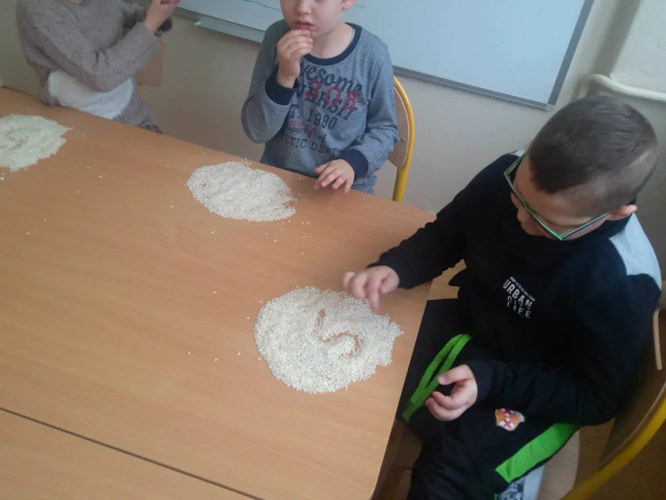 Zabawy sensoryczne w grupie Delfinów — zdjęcie 2