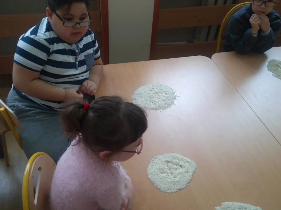 Zabawy sensoryczne w grupie Delfinów — zdjęcie 4