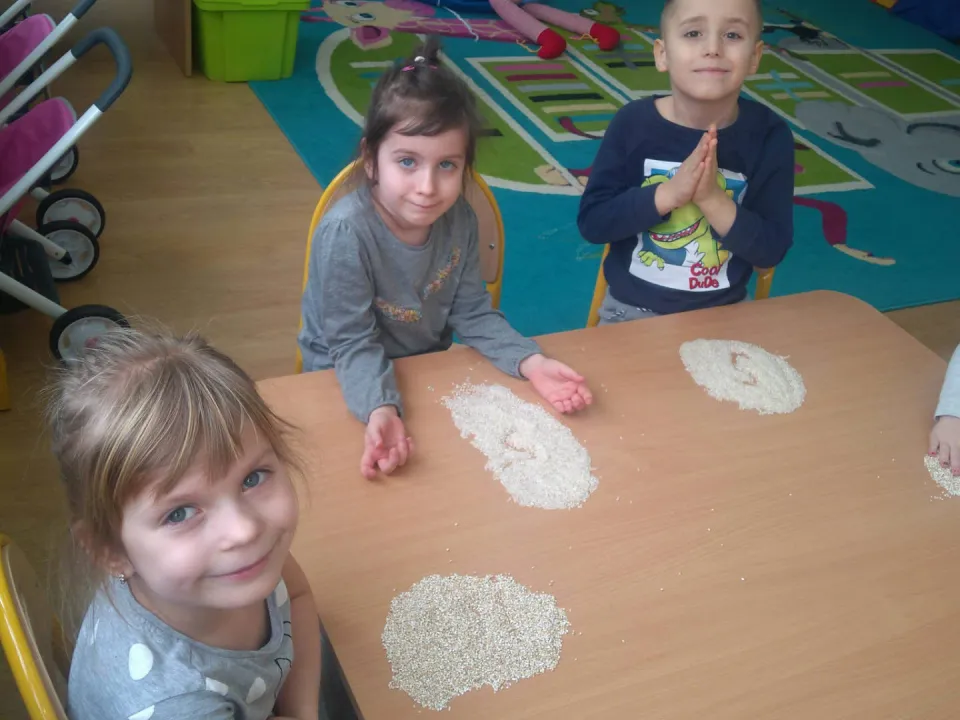 Zabawy sensoryczne w grupie Delfinów — zdjęcie 6