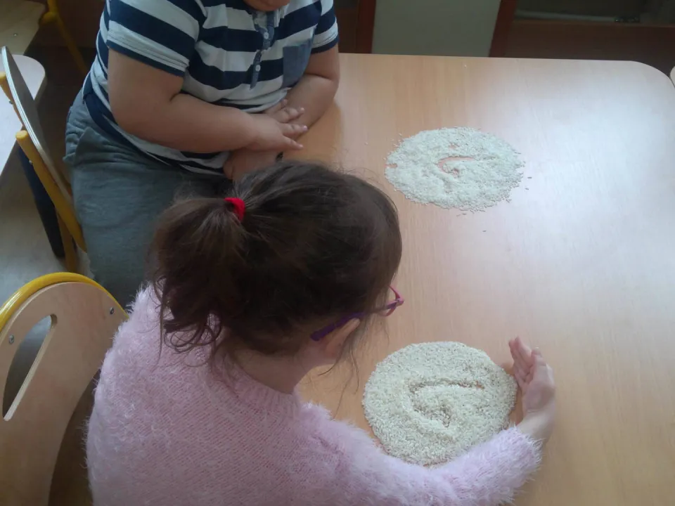 Zabawy sensoryczne w grupie Delfinów — zdjęcie 7