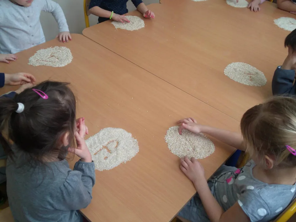 Zabawy sensoryczne w grupie Delfinów — zdjęcie 8