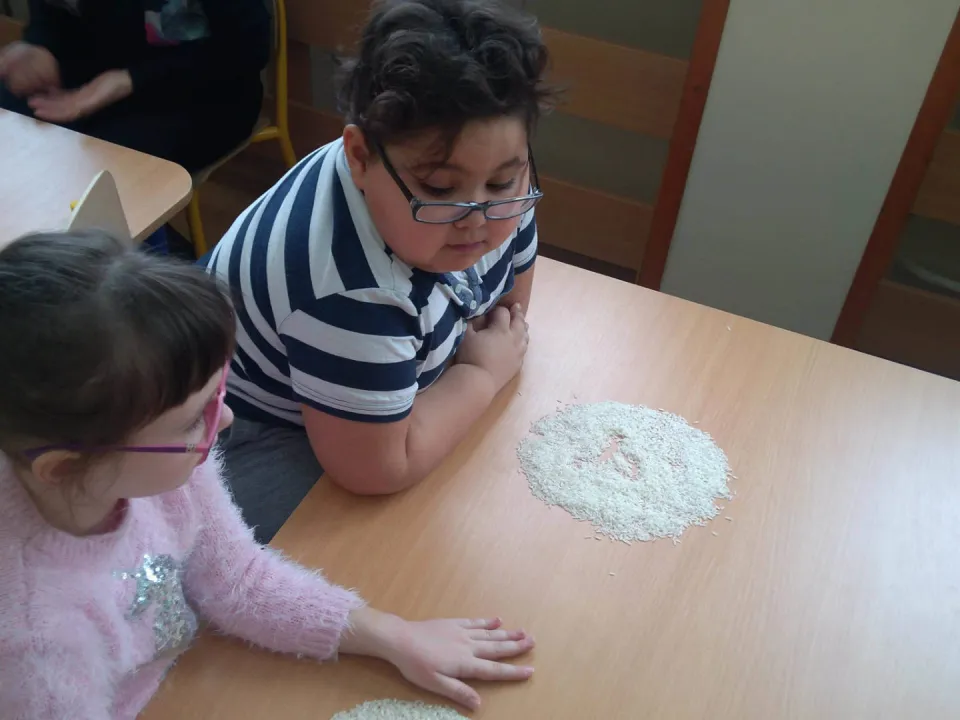 Zabawy sensoryczne w grupie Delfinów — zdjęcie 9