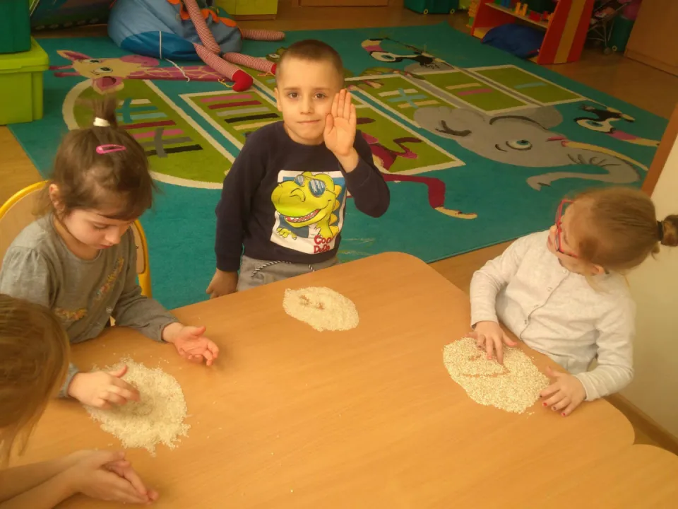 Zabawy sensoryczne w grupie Delfinów — zdjęcie 10