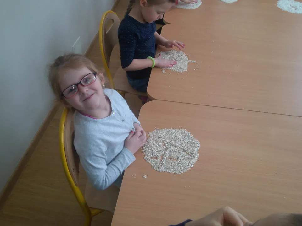 Zabawy sensoryczne w grupie Delfinów — zdjęcie 14