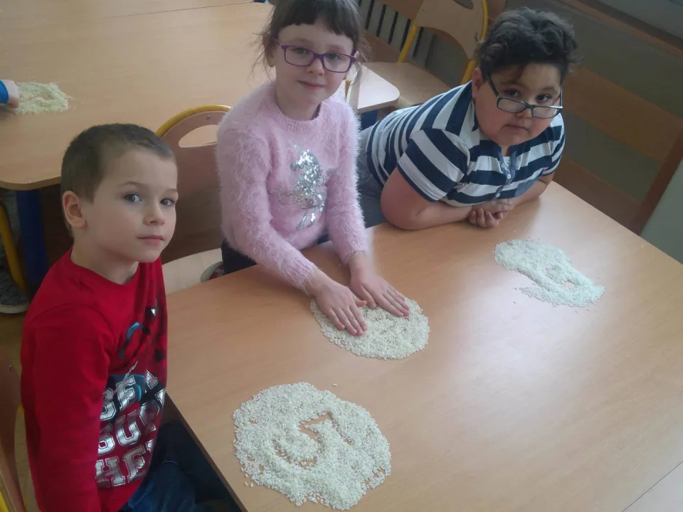 Zabawy sensoryczne w grupie Delfinów — zdjęcie 15
