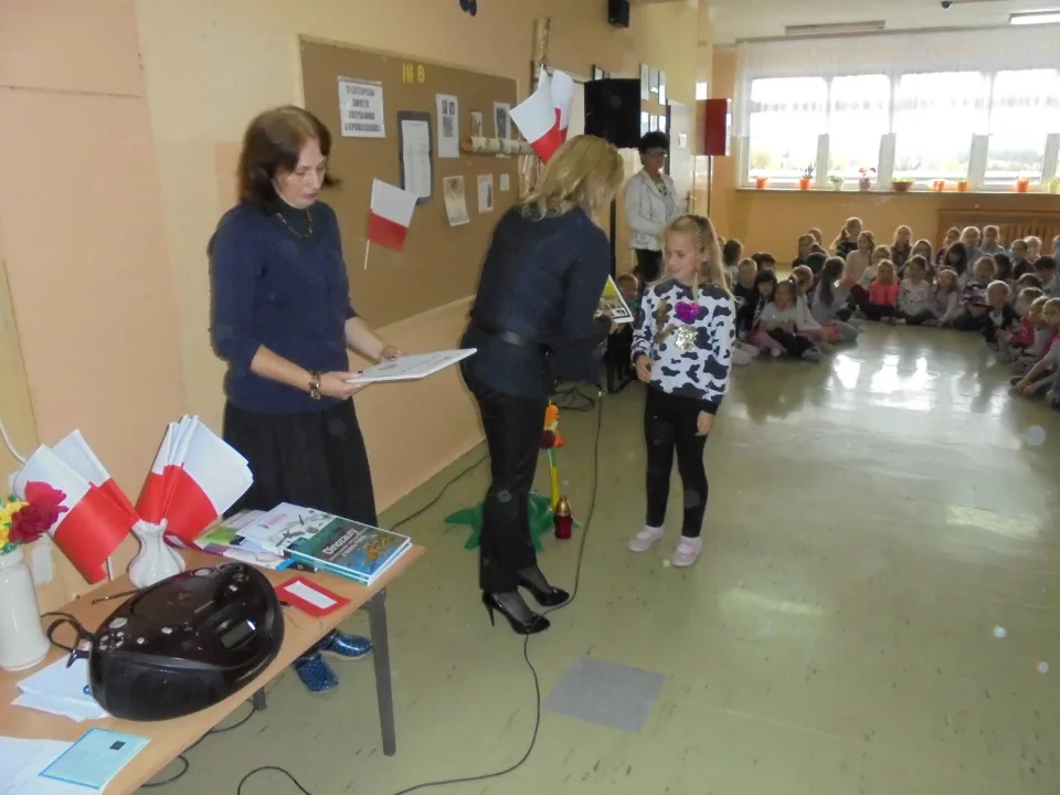 Apel z okazji Święta Niepodległości w klasach O-III — zdjęcie 14