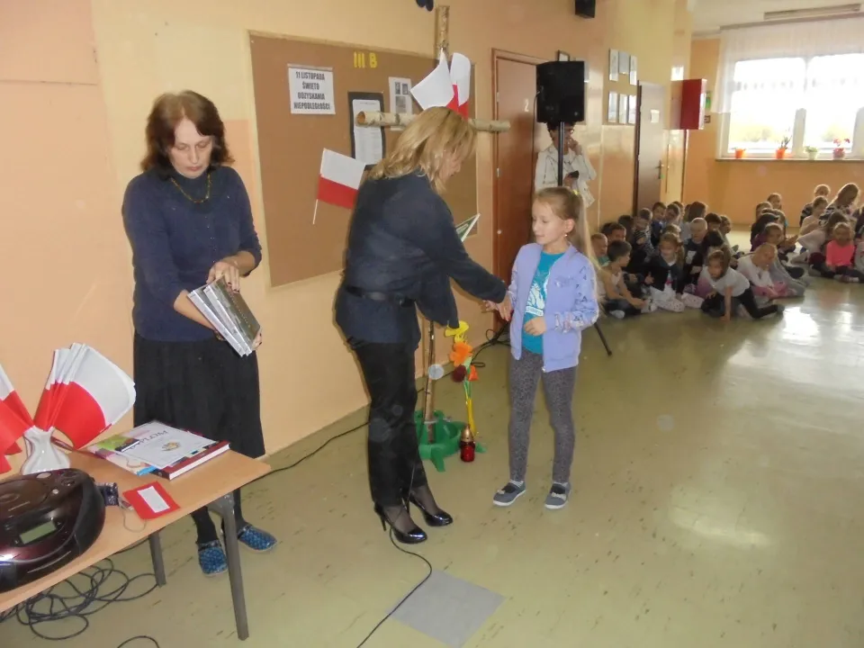 Apel z okazji Święta Niepodległości w klasach O-III — zdjęcie 15