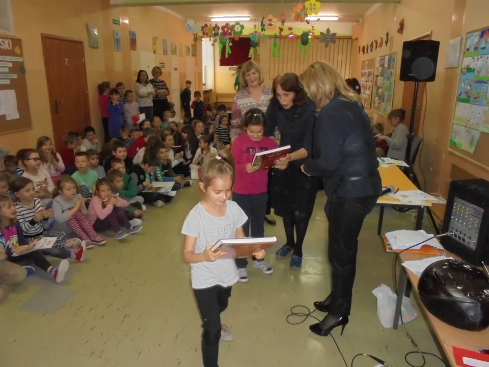 Apel z okazji Święta Niepodległości w klasach O-III — zdjęcie 21