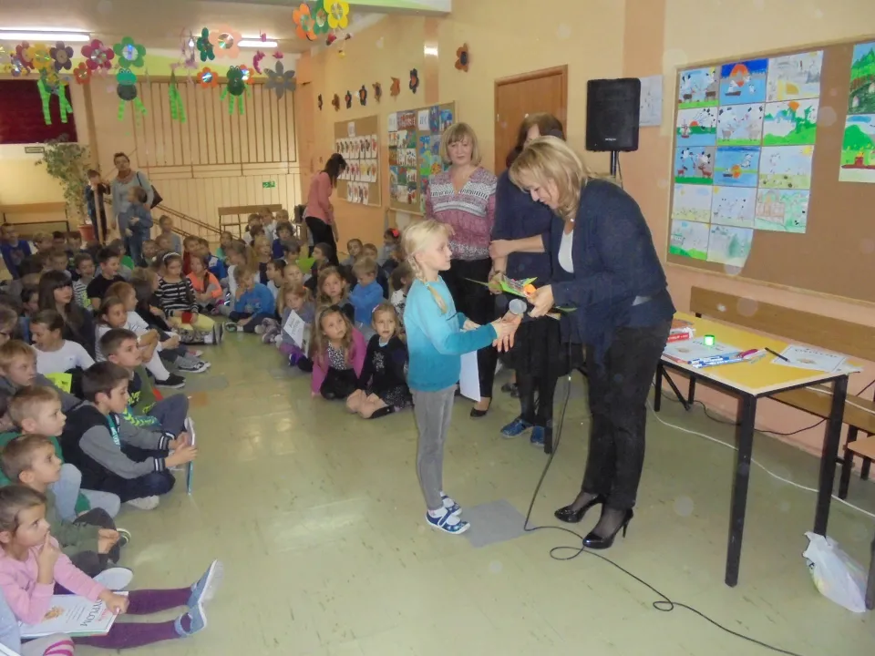 Apel z okazji Święta Niepodległości w klasach O-III — zdjęcie 25