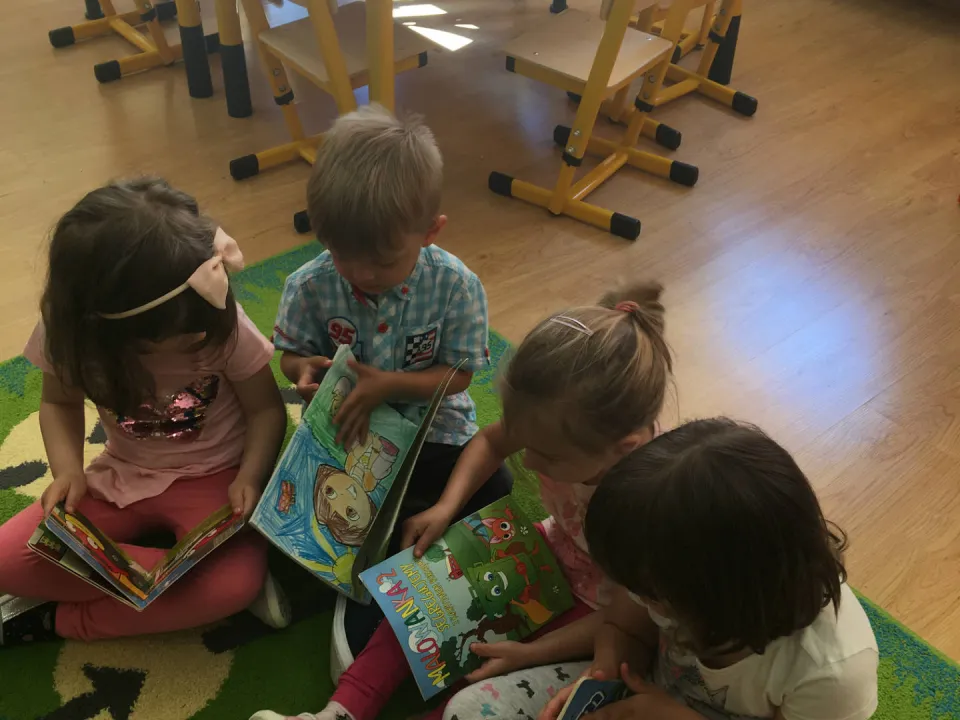 Pszczółki zapoznają się z książką — zdjęcie 1