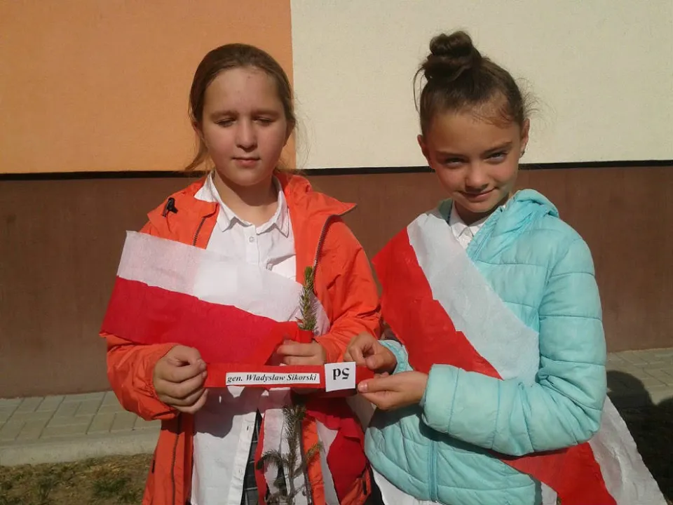 Sadzenie drzew na 100 lecie Odzyskania Niepodległości — zdjęcie 9