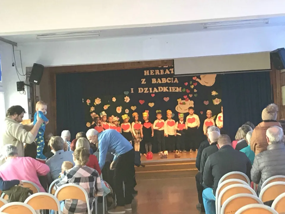Uroczystość z okazji Dnia Babci i Dziadka w klasie 0a — zdjęcie 2
