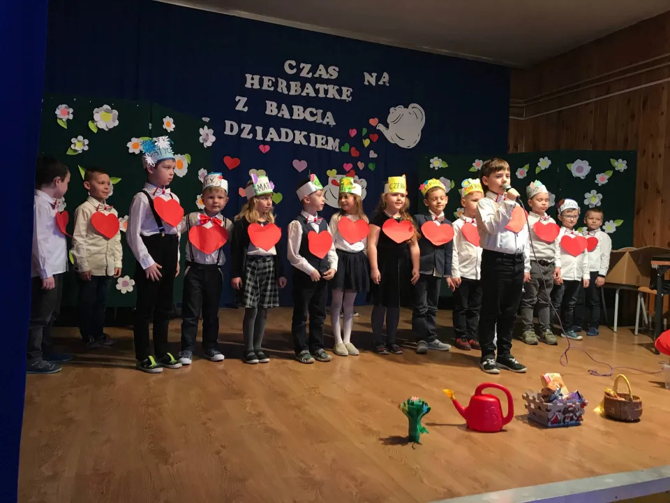 Uroczystość z okazji Dnia Babci i Dziadka w klasie 0a — zdjęcie 4