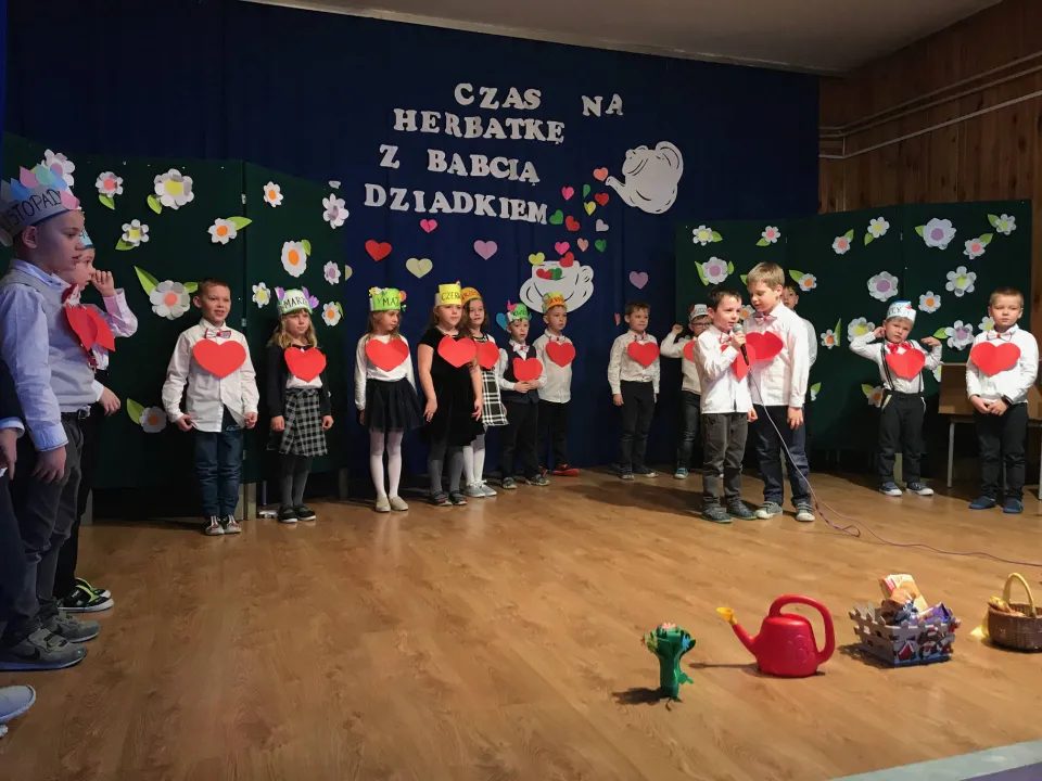 Uroczystość z okazji Dnia Babci i Dziadka w klasie 0a — zdjęcie 5