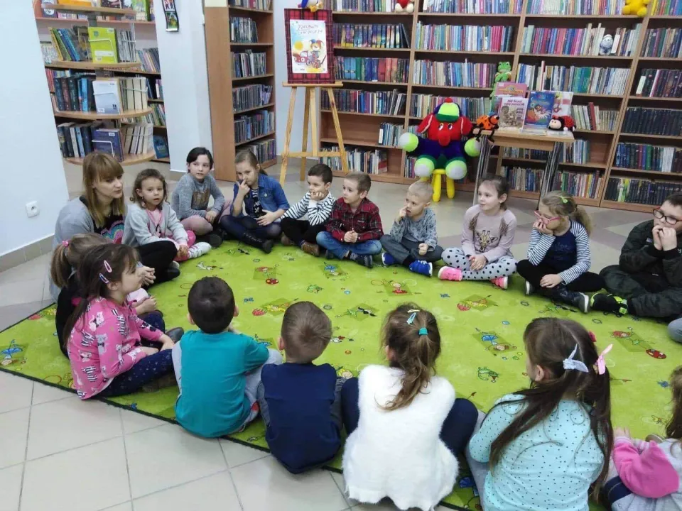"Zabawki w literaturze" - klasa 1c w bibliotece — zdjęcie 1