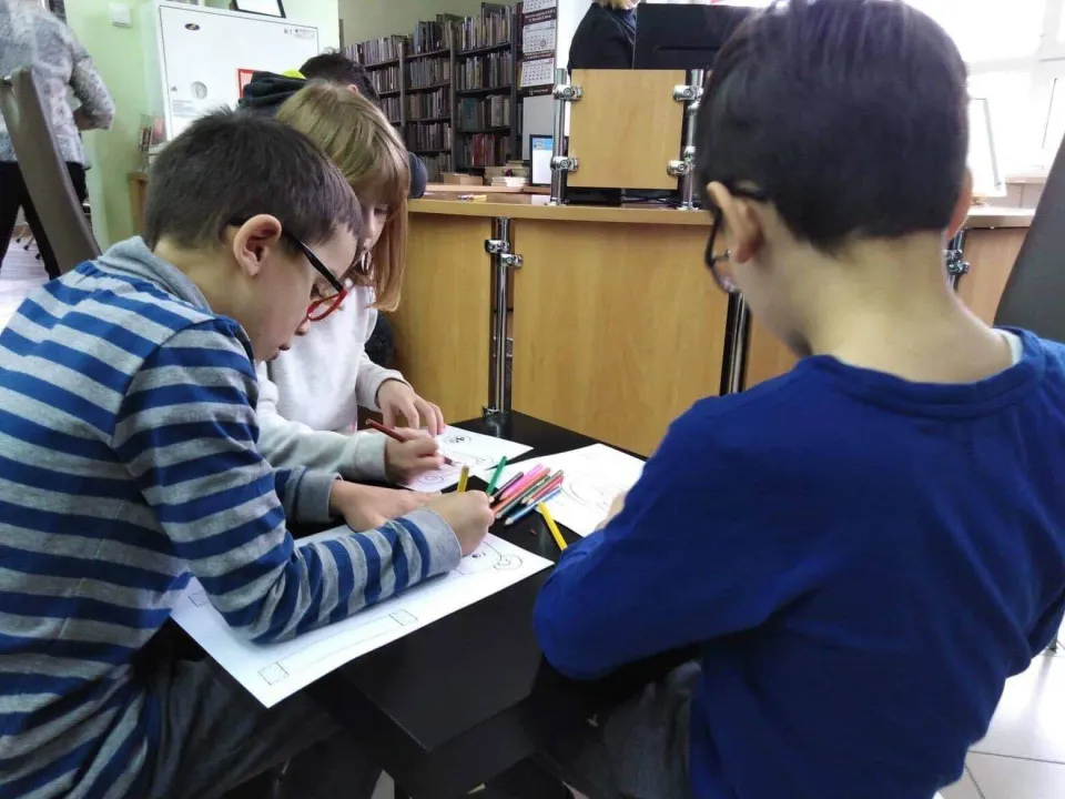 "Zabawki w literaturze" - klasa 1c w bibliotece — zdjęcie 3