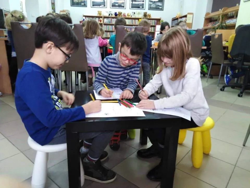 "Zabawki w literaturze" - klasa 1c w bibliotece — zdjęcie 4