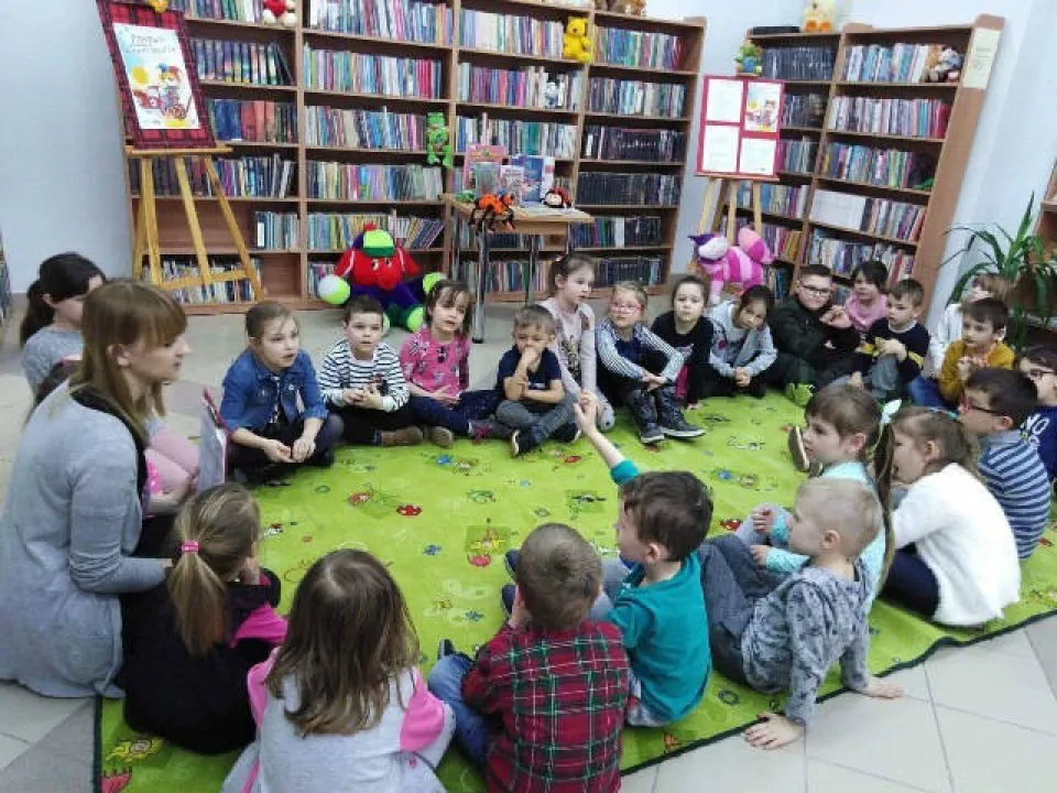 "Zabawki w literaturze" - klasa 1c w bibliotece — zdjęcie 5