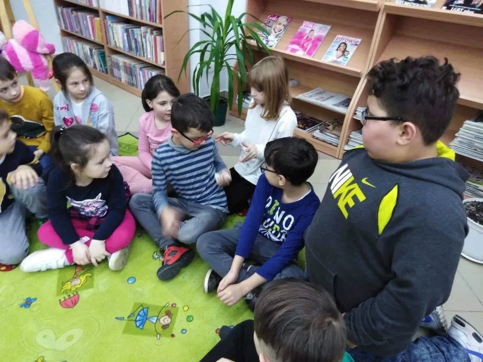 "Zabawki w literaturze" - klasa 1c w bibliotece — zdjęcie 7