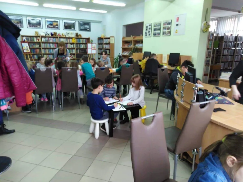 "Zabawki w literaturze" - klasa 1c w bibliotece — zdjęcie 8