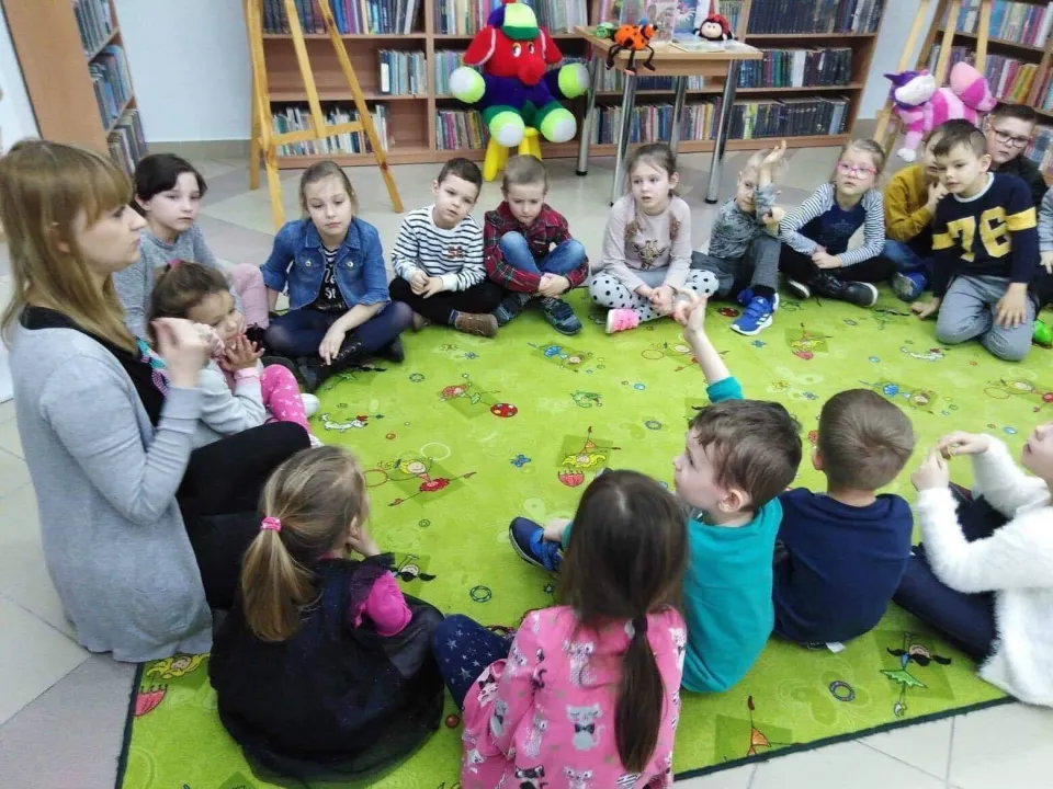 "Zabawki w literaturze" - klasa 1c w bibliotece — zdjęcie 9