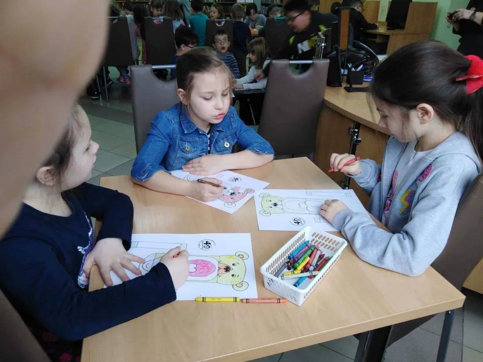 "Zabawki w literaturze" - klasa 1c w bibliotece — zdjęcie 11