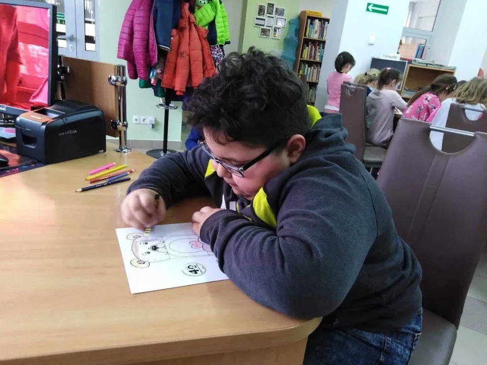 "Zabawki w literaturze" - klasa 1c w bibliotece — zdjęcie 12
