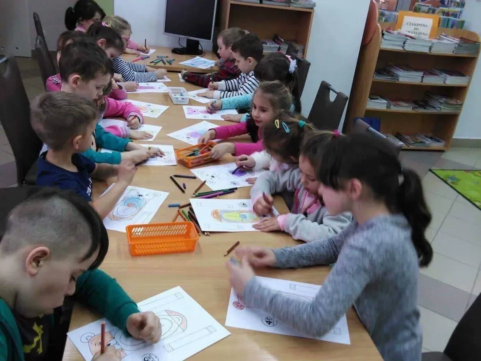 "Zabawki w literaturze" - klasa 1c w bibliotece — zdjęcie 13