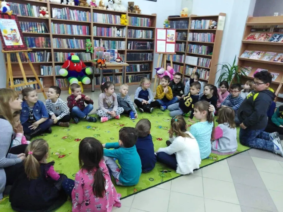 "Zabawki w literaturze" - klasa 1c w bibliotece — zdjęcie 16