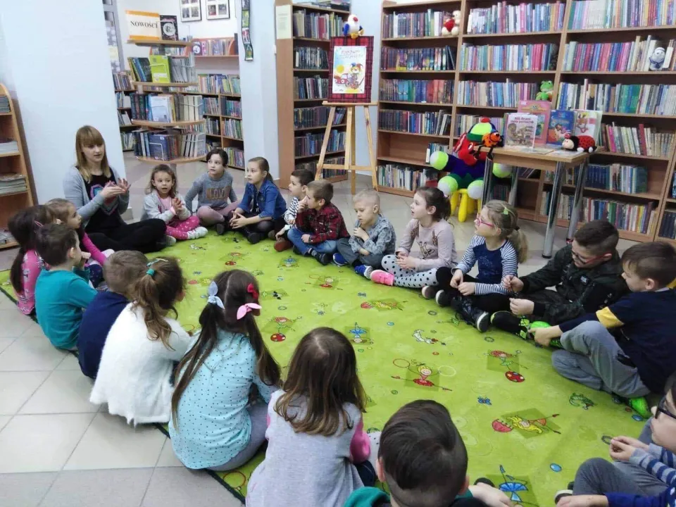 "Zabawki w literaturze" - klasa 1c w bibliotece — zdjęcie 18