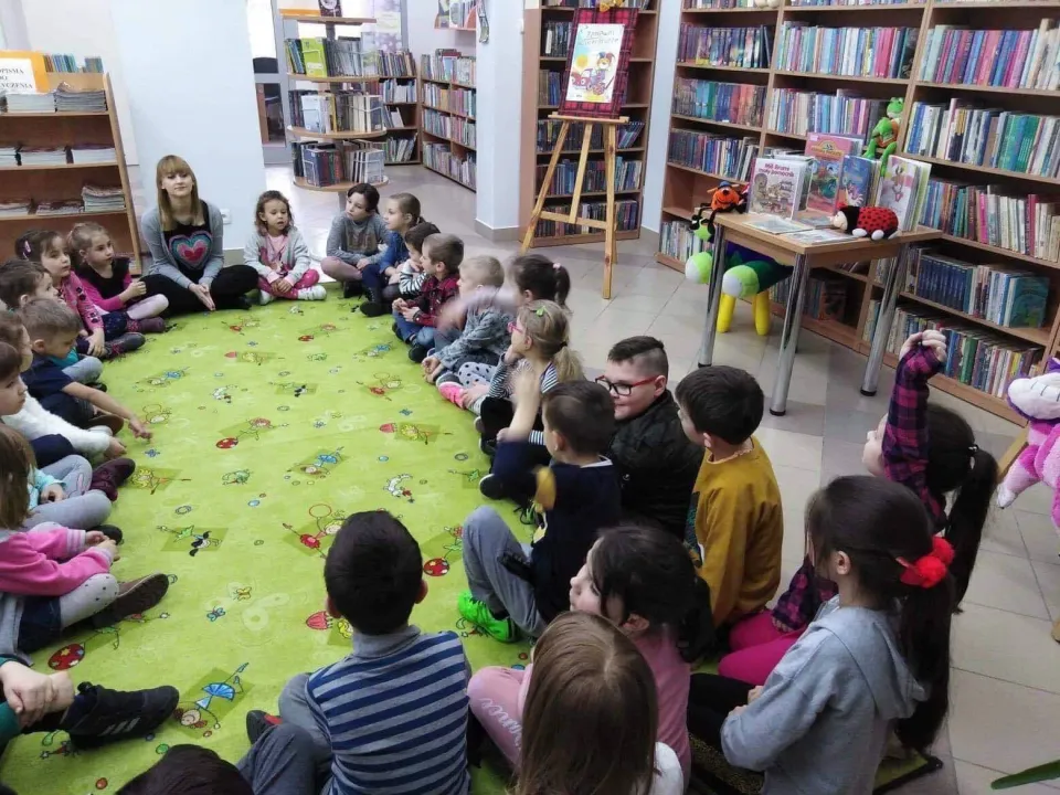 "Zabawki w literaturze" - klasa 1c w bibliotece — zdjęcie 23