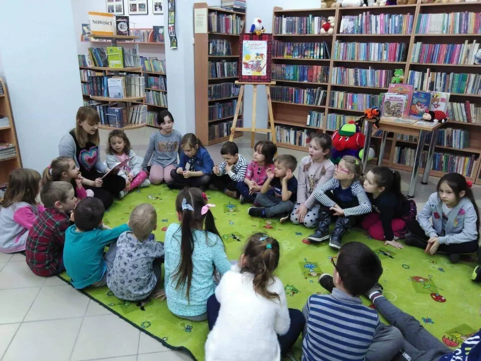 "Zabawki w literaturze" - klasa 1c w bibliotece — zdjęcie 25