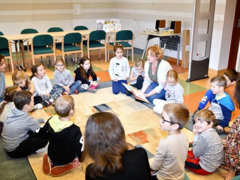 Delfiny w Wojewódzkiej Biblioteki Publicznej w Kielcach — zdjęcie 1