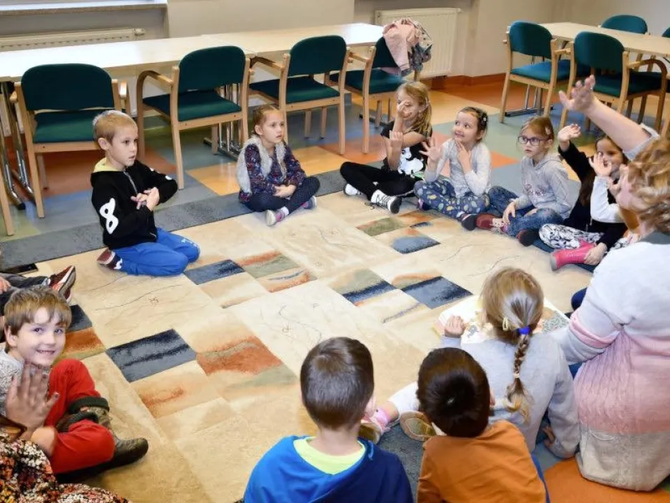 Delfiny w Wojewódzkiej Biblioteki Publicznej w Kielcach — zdjęcie 3